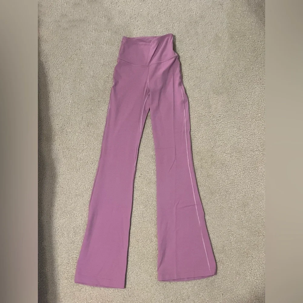 Lulu lemons flare leggings 28 inch. Velvet dust. - Picture 1 of 3